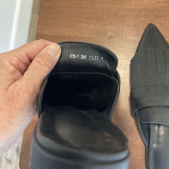 Black Leather Mules Sz 7 Pointy Toe Vero Cuoio Witchy Goth Brass Buckle Fringe - Picture 7 of 15